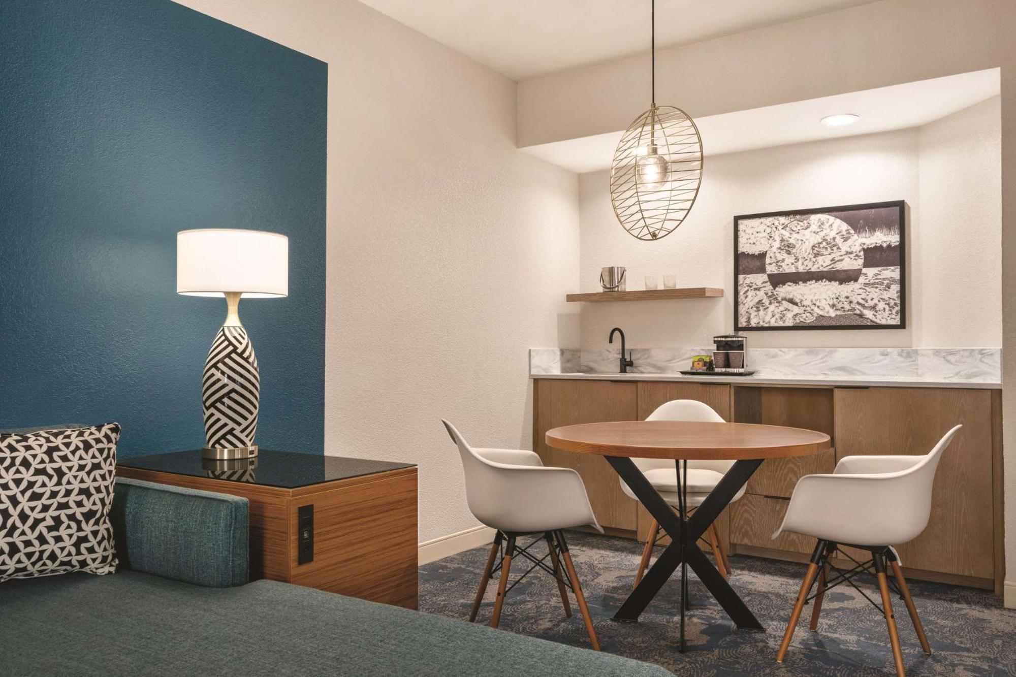 Отель Doubletree By Hilton Tampa Rocky Point Waterfront Экстерьер фото
