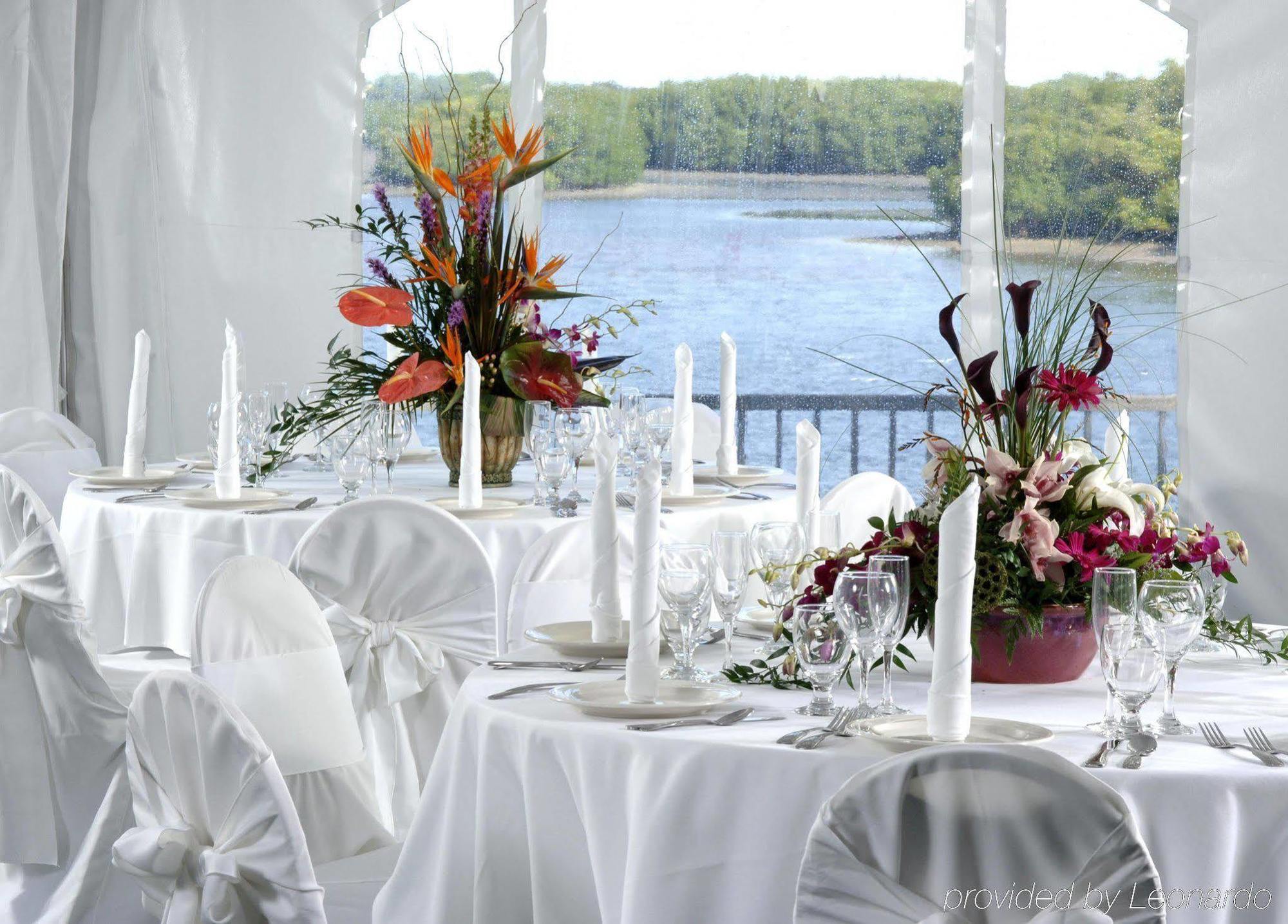 Отель Doubletree By Hilton Tampa Rocky Point Waterfront Ресторан фото
